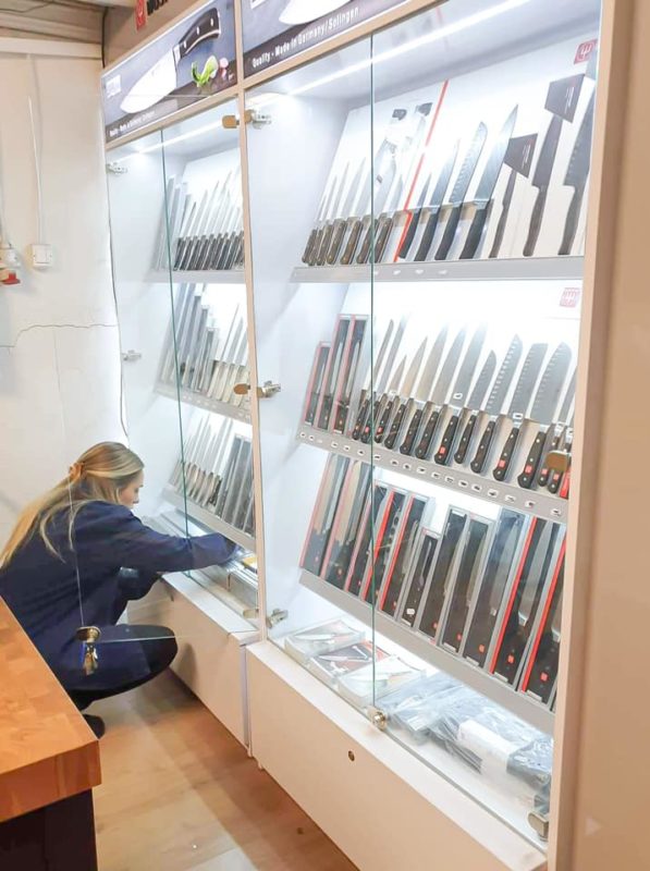 Vassa knivar till försäljning i butik